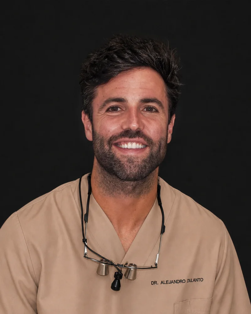 Dr. Alejandro Dulanto, especialista en periodoncia, cirugía oral e implantología